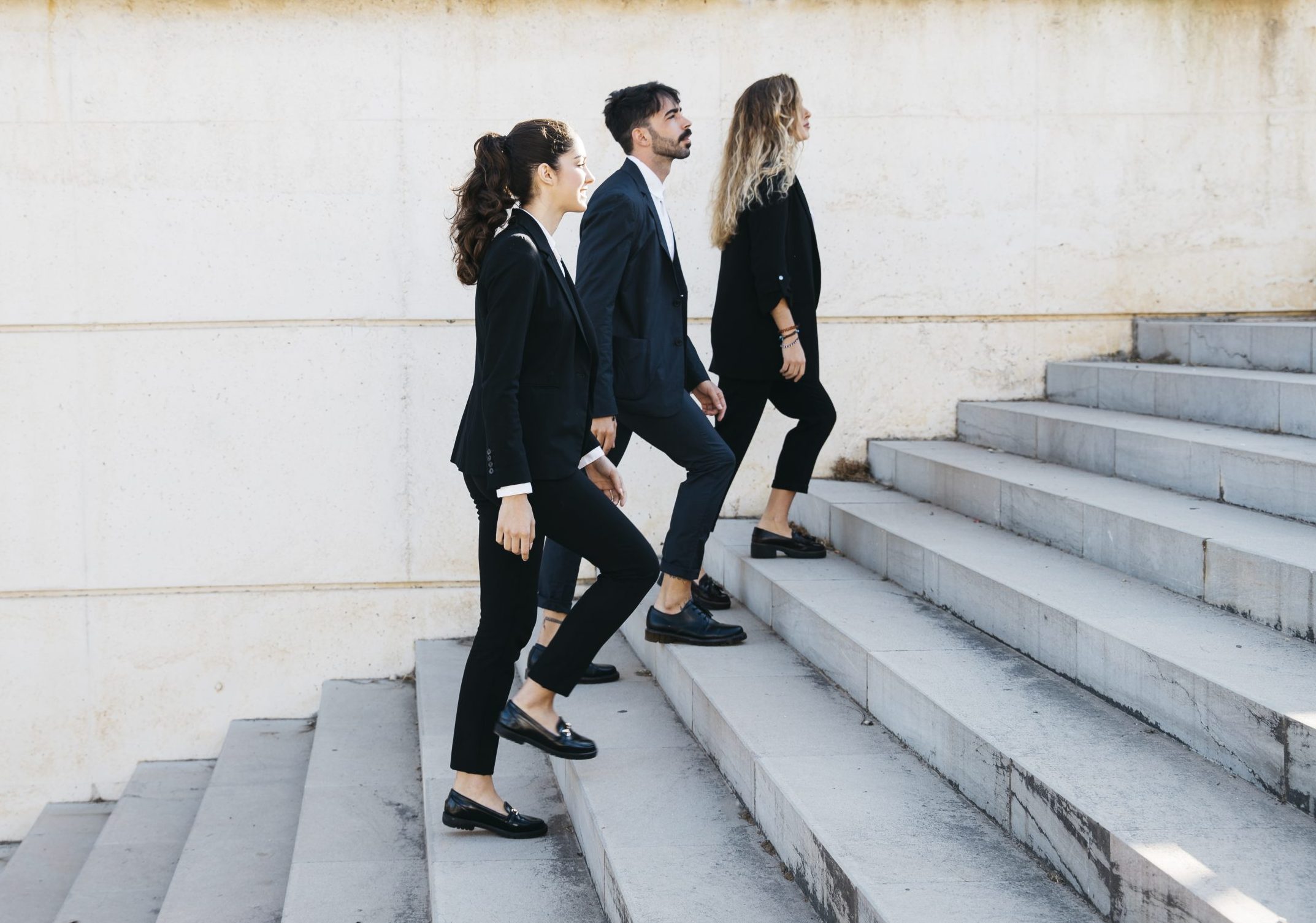 seitenansicht-der-geschaftsleute-zu-fuss-nach-oben